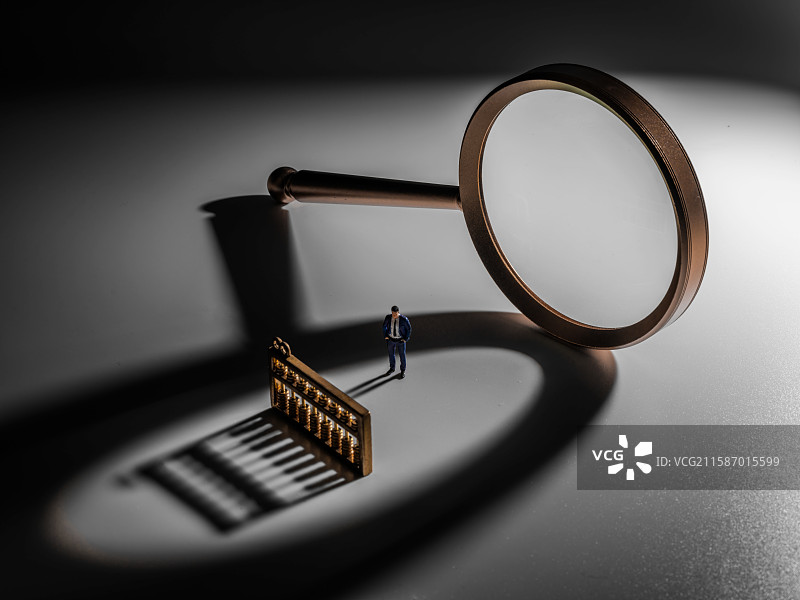 放大镜、人物、铜算盘与光图片素材