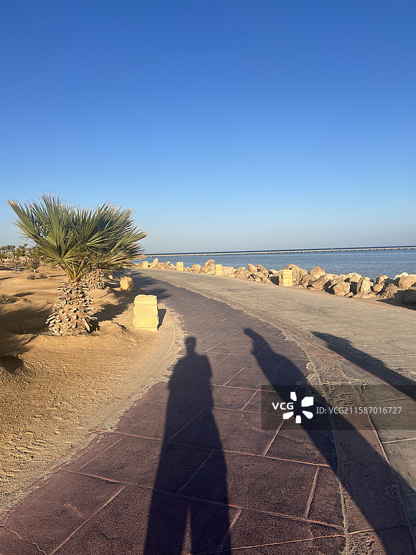 埃及赫尔格达红海旅游度假区海岸线美景 埃及赫尔格达 索马湾 红海海岸线 浪漫海边度假区 度假栈桥图片素材