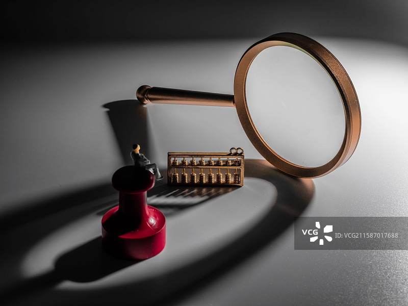 放大镜、铜算盘、人物、红色印章与光图片素材