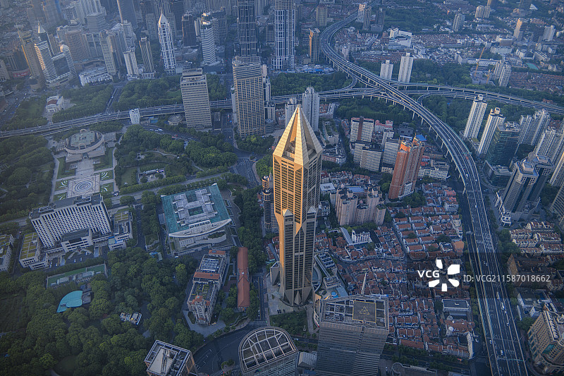 第一缕阳光洒向明天广场图片素材