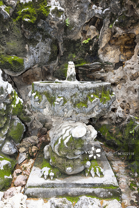 故宫御花园堆秀山石蟠龙水法喷泉图片素材