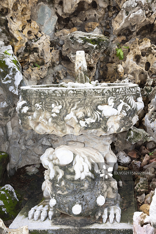 故宫御花园堆秀山石蟠龙水法喷泉图片素材