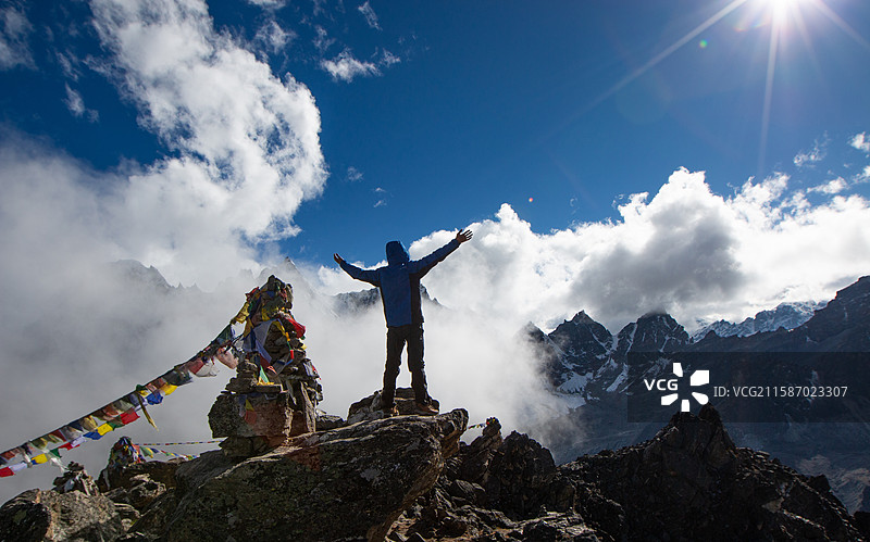 站在山顶上的人，尼泊尔EBC徒步Gokyo ri图片素材