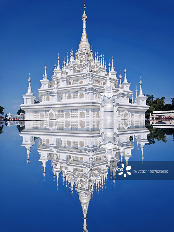 云南芒市大银塔天空之镜图片素材