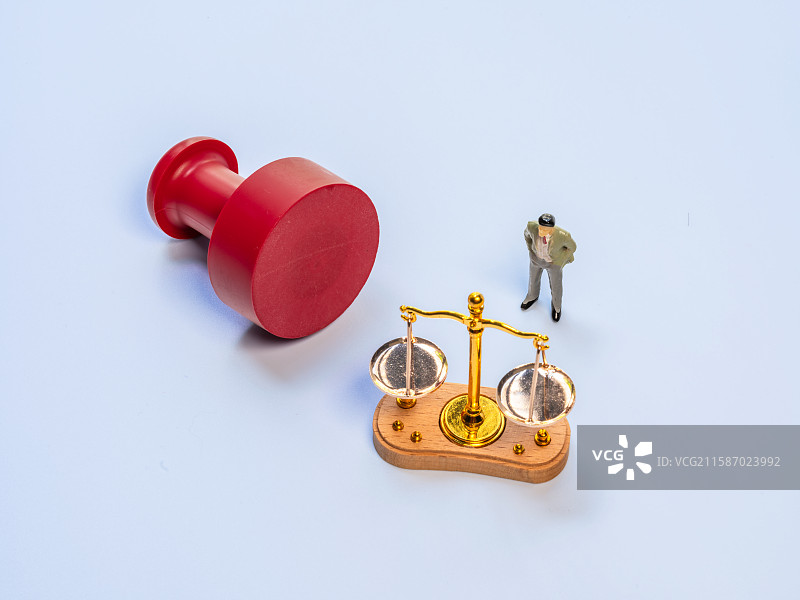 红色印章、天平、人物与白色背景图片素材
