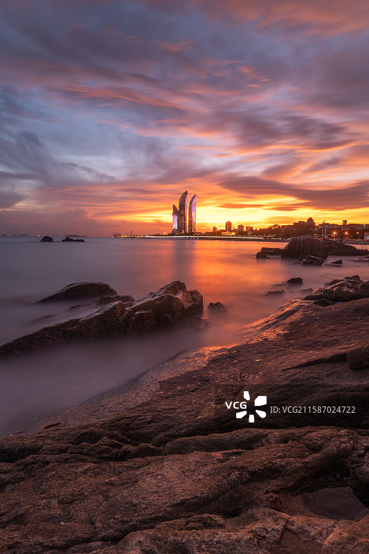 落霞吻双塔图片素材