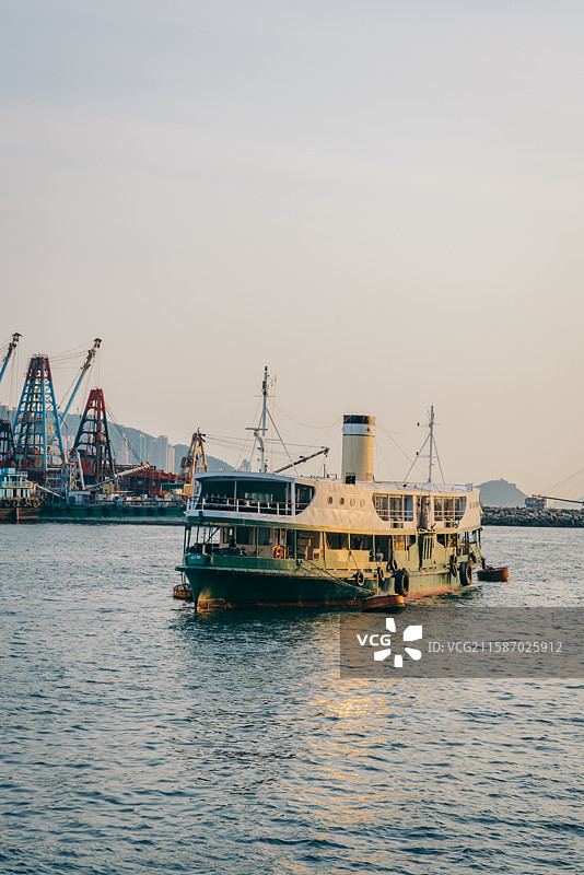 香港油麻地避风塘和西九龙城市风光图片素材