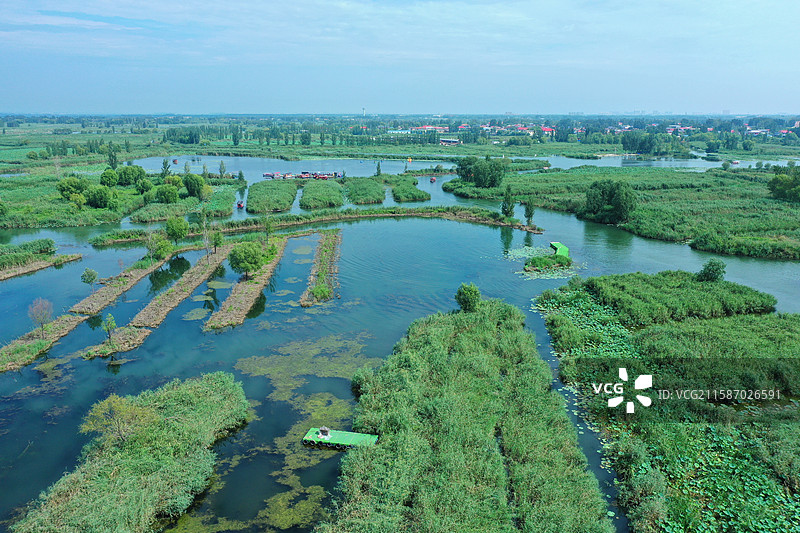 碧水云天赋锦绸，新荷雁影共清秋  千帆载得江南韵，一城铺展盛世猷  绿染楼台春未老，歌飞阡陌梦长留图片素材