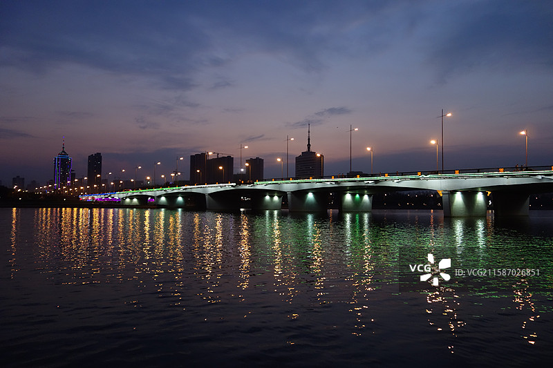 山西省太原市太原汾河公园迎泽桥傍晚夜景图片素材