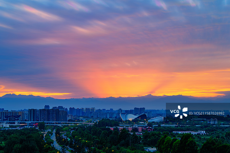 成都 露天音乐公园 凤凰山高架 雪山 晚霞 霞光 公园城市图片素材