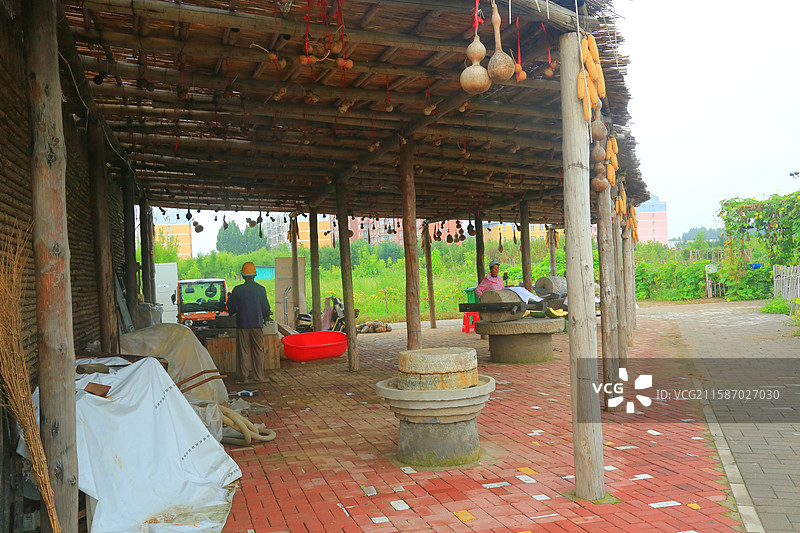 碧水云天赋锦绸，新荷雁影共清秋  千帆载得江南韵，一城铺展盛世猷  绿染楼台春未老，歌飞阡陌梦长留图片素材