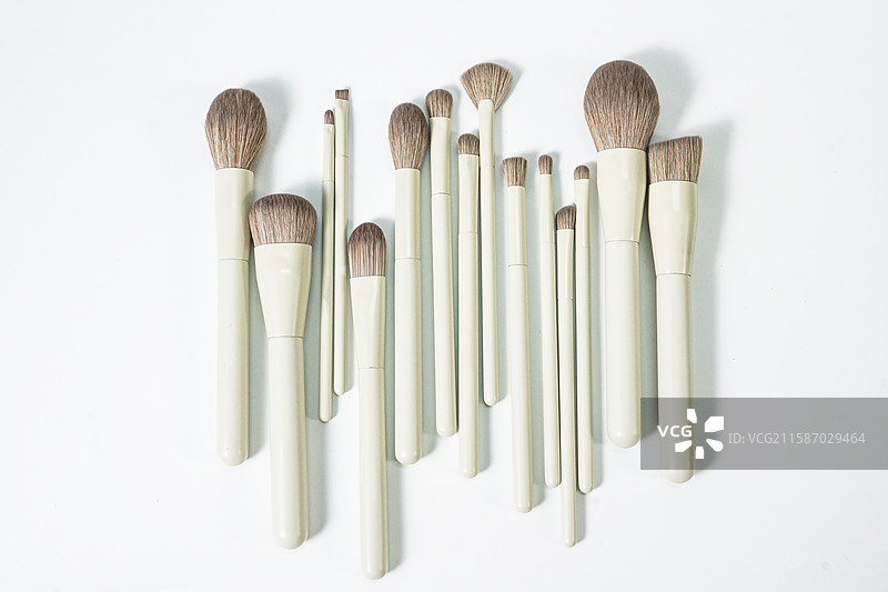 影棚拍摄——化妆刷套装白底图图片素材