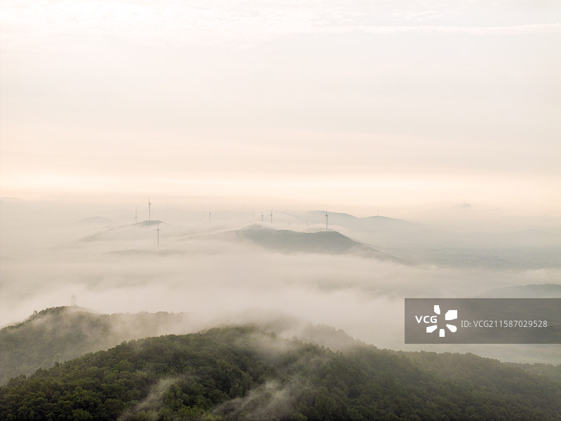大风车风轮机风力发电云雾山峦清晨自然风光图片素材