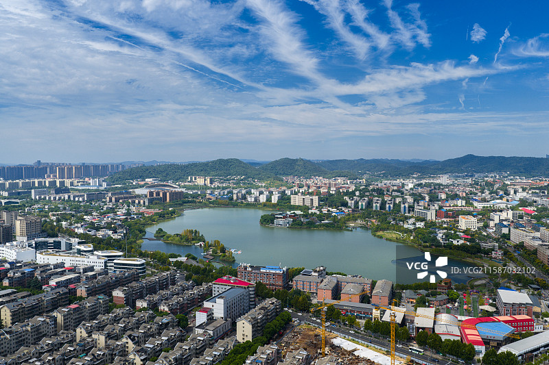 蓝天白云下的长沙后湖公园城市风光图片素材
