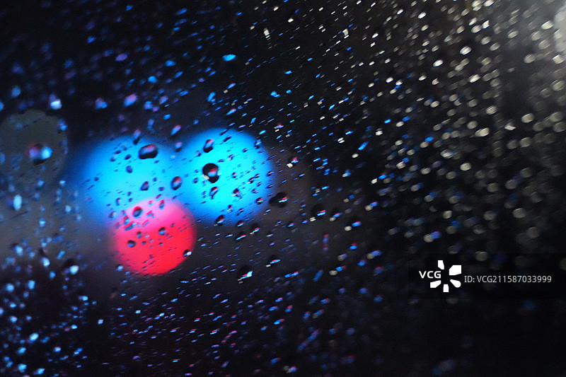 车窗上的雨滴图片素材