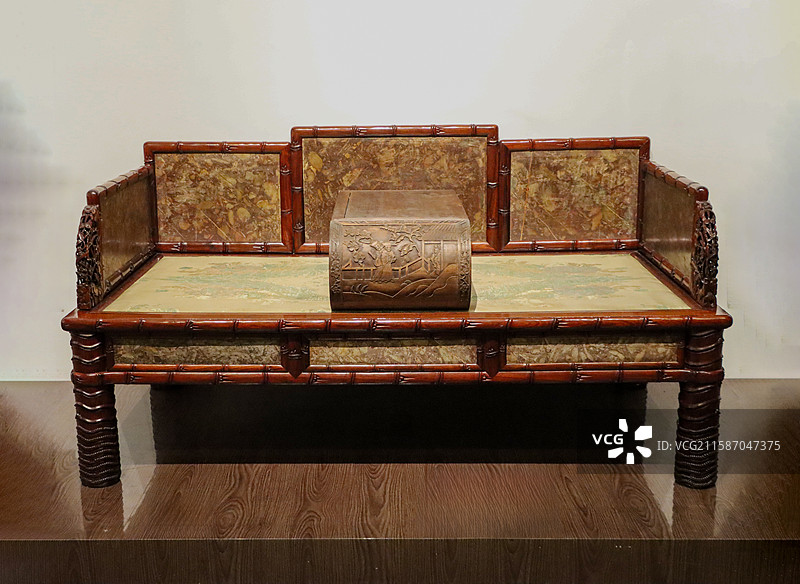 中国紫檀博物馆展品清代红木雕嵌石纹罗汉床图片素材