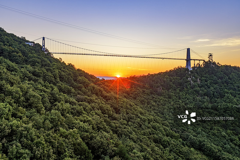 日出时分，无人机航拍吉林省延边州龙井市琵岩山旅游风景区玻璃栈道自然风光。图片素材