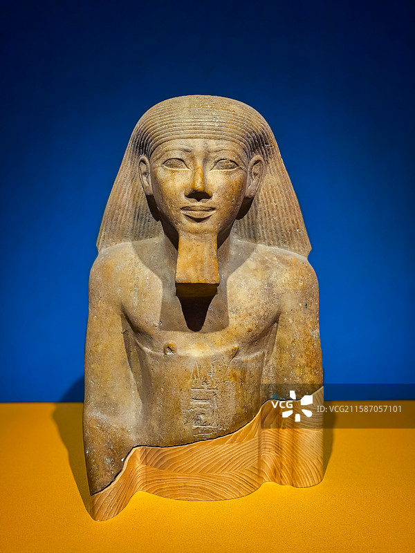 非洲古埃及国家博物馆金字塔文化拍摄主题， 索哈杰省博物馆 戴有假胡须的国王像石雕石像，室内无人图像摄图片素材