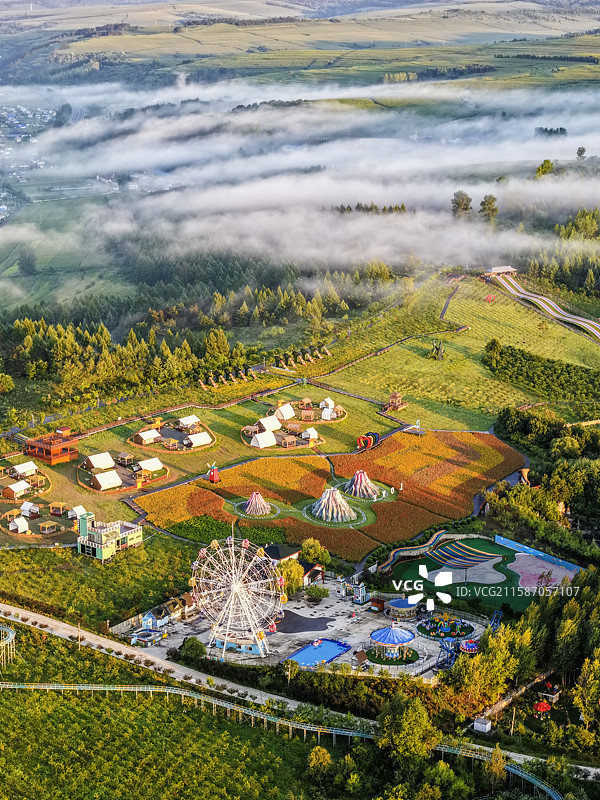 航拍吉林省延边朝鲜族自治州龙井市琵岩山旅游风景区云海下的自然风光。图片素材