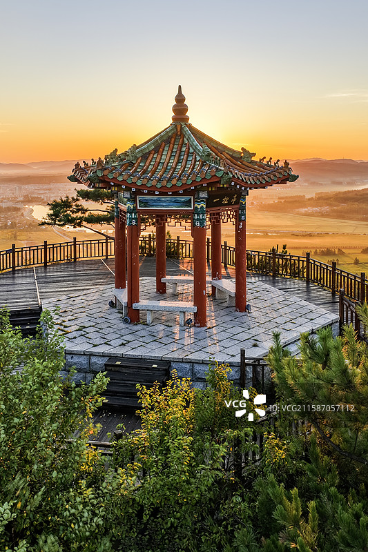 日出时分，无人机航拍吉林省延边州龙井市琵岩山旅游风景区一松亭自然风光。图片素材