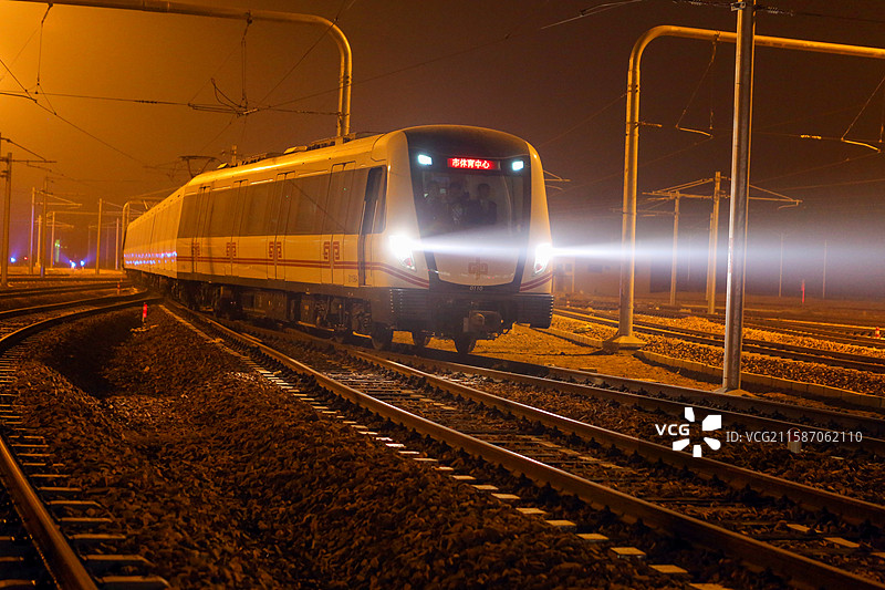 郑州地铁，车辆段，停车场，夜晚图片素材