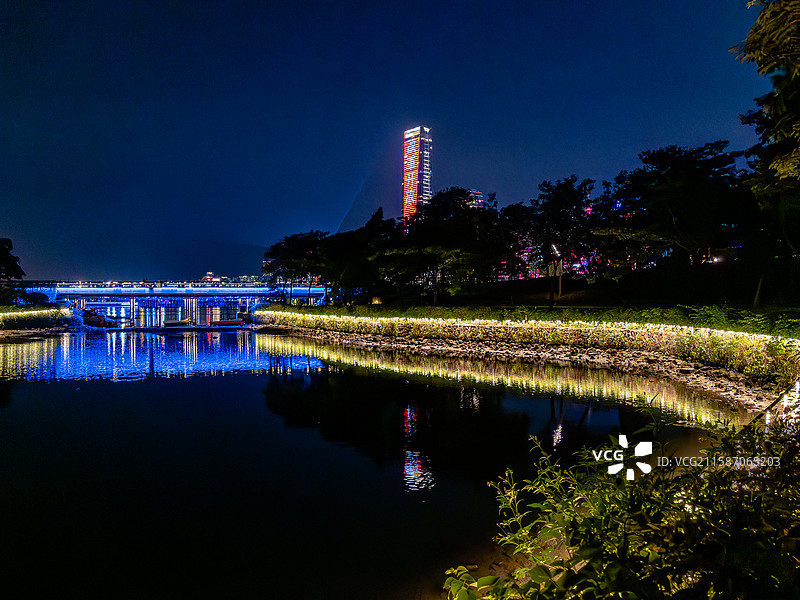 大湾区深圳湾夜景大厦外墙灯光显示改革开放图片素材