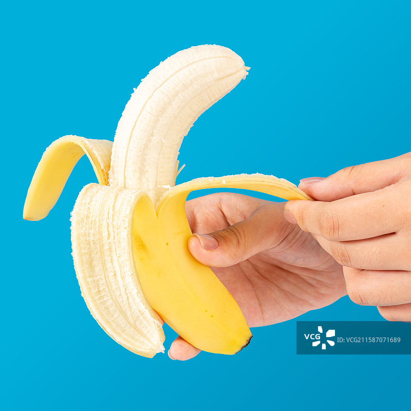 手剥新鲜黄香蕉特写图片素材