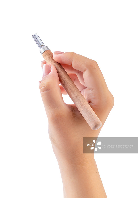 手持木雕工具特写图片素材