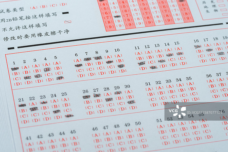 答题卡机读卡特写，有铅笔填写的痕迹，展示考试、测验或问卷填写的情景图片素材