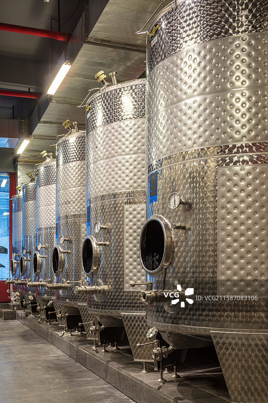 成排不锈钢发酵罐的现代酒厂车间图片素材