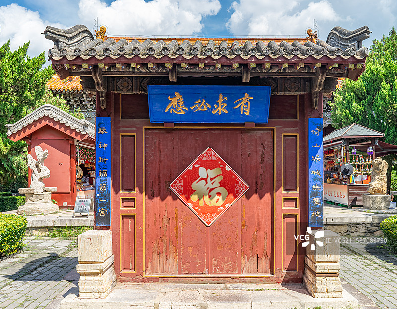 中国山东泰安著名景点泰山旅行旅游目的，泰山第一行宫岱庙，影壁有求必应牌匾和福字，户外白昼无人图像摄影图片素材