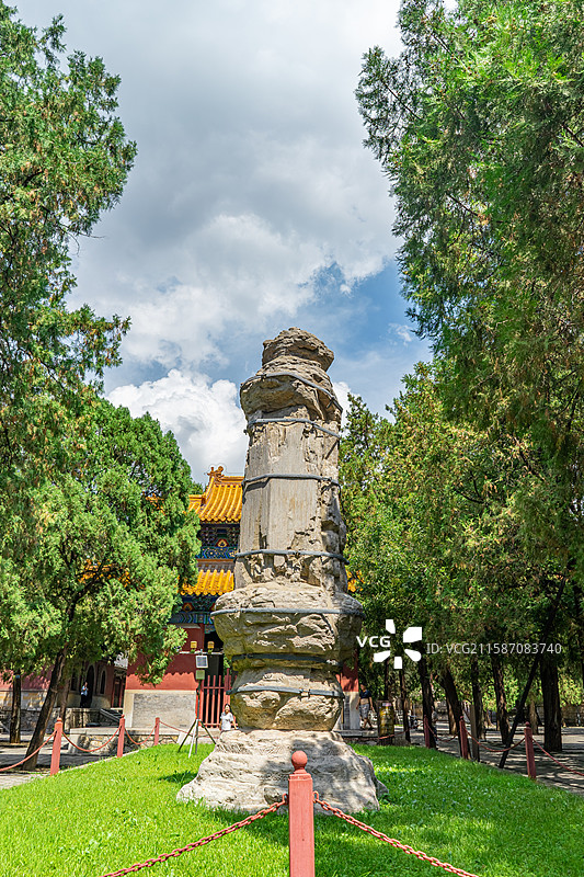 中国山东泰安泰山区泰山旅游景区著名景点，鼓楼钟楼古代建筑行宫岱庙，高大的石经幢，户外白昼无人图像摄影图片素材