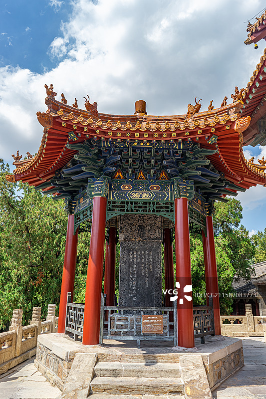 中国山东省泰安市泰山区泰山旅游景区著名景点，岱庙行宫里的古代建筑六角亭和石碑，户外白昼无人图像摄影图片素材