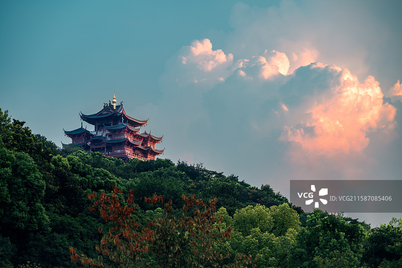火烧下的城隍阁图片素材