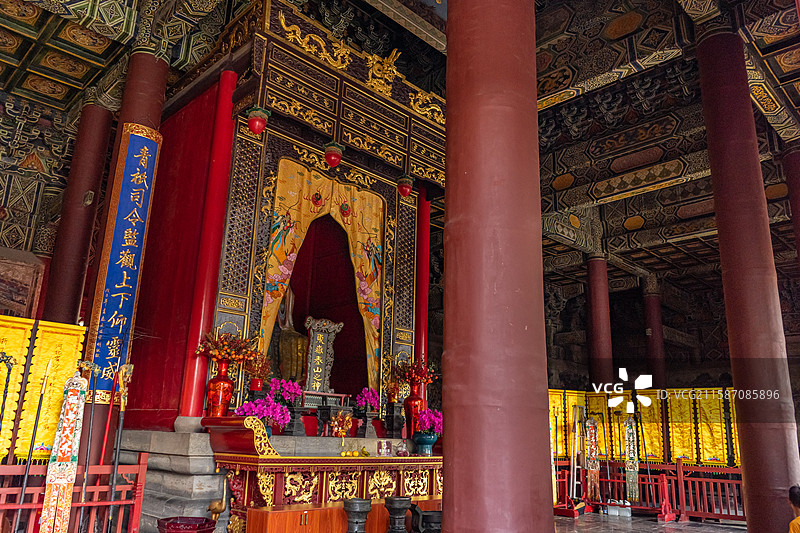 中国山东泰安泰山旅游景区著名景点，岱庙天贶殿里的泰山神东岳大帝玉皇大帝雕像，室内无人图像摄影图片素材