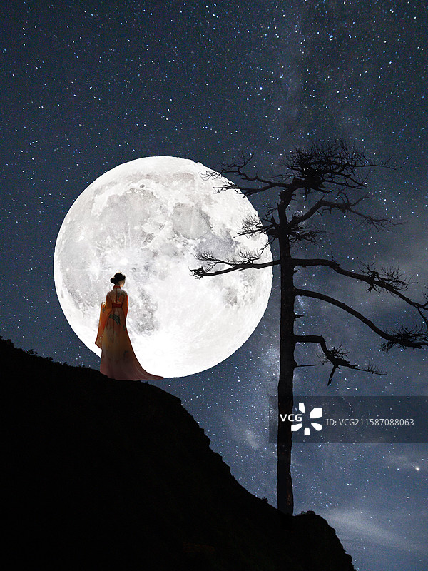 一个女子站在高处，望月思乡图片素材