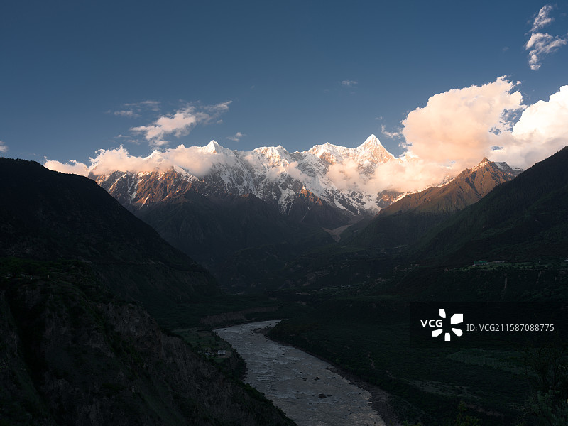 南迦巴瓦日照金山图片素材