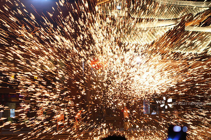 中国傩城非遗打铁花表演图片素材