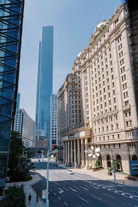 广州CBD道路尽头的广州东塔图片素材