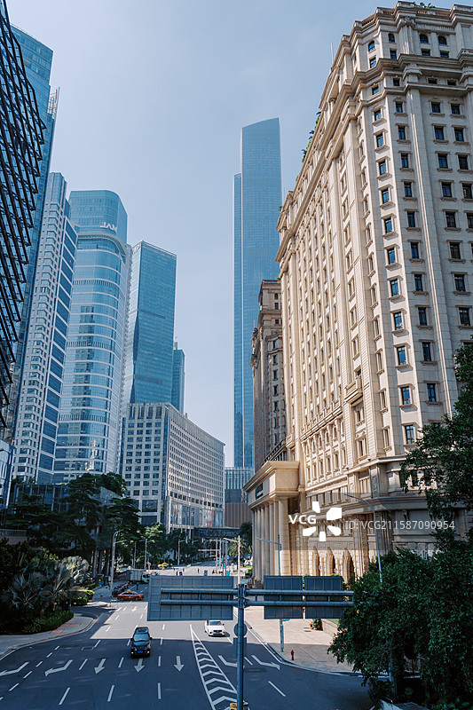 广州CBD道路尽头的广州东塔图片素材