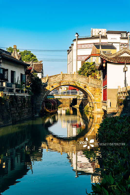 拱桥、小舟，现代城市里的古镇风情 摄于上海宝山罗店古镇图片素材