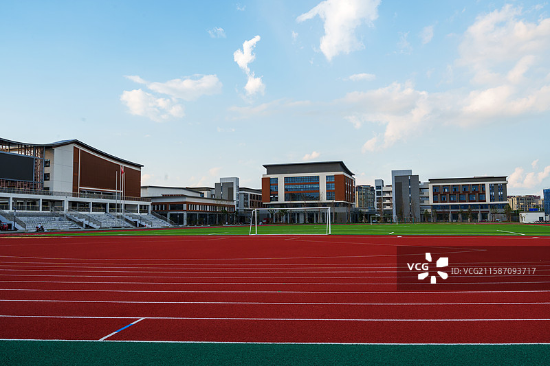 学校的操场体育场运动场足球场和教学楼图片素材