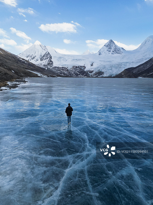 萨普冰川上徒步的人图片素材