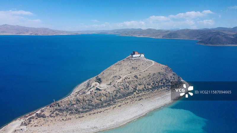 西藏羊卓雍措湖边的日托寺图片素材