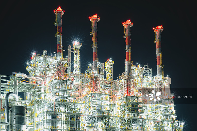 夜幕下的茂名绿色氢能化工产业园东华能源厂区生产装置图片素材