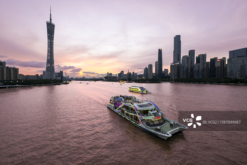 珠江的黄昏—海心沙、花城广场、广州塔图片素材
