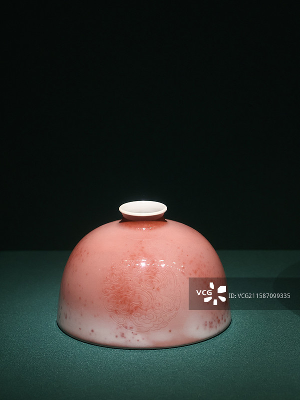 南京博物院【康熙】豇豆红釉锥刻团花螭龙纹太白尊图片素材