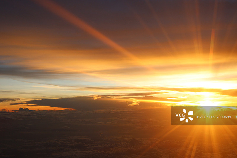 机舱外的落日图片素材