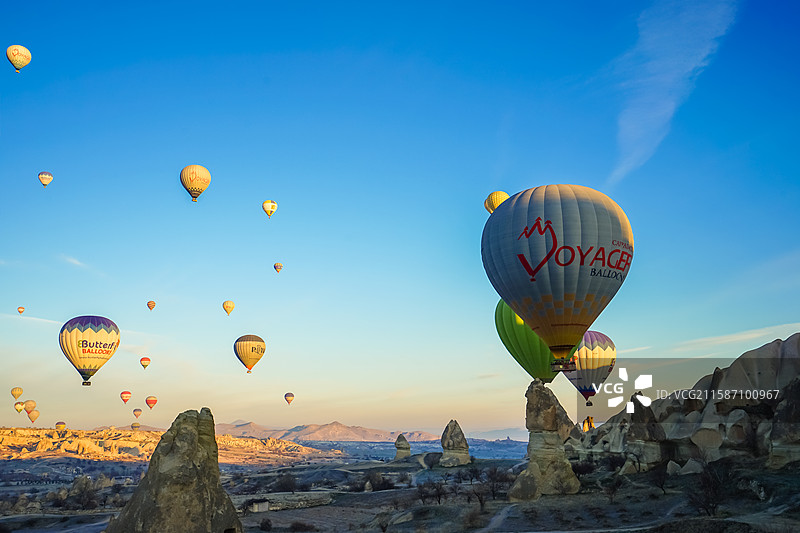 土耳其卡帕多奇亚，格雷梅露天博物馆与满天的热气球，Goreme Open Air Museum图片素材
