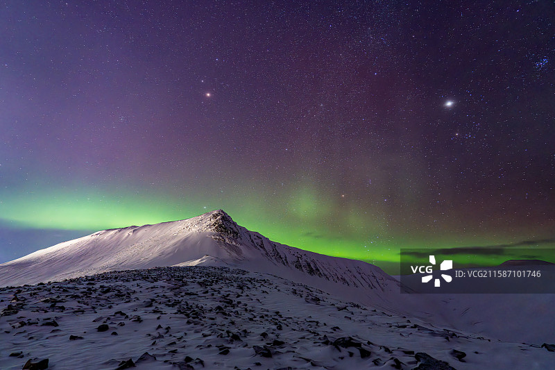 斯瓦尔巴朗伊尔城极夜雪山极光图片素材